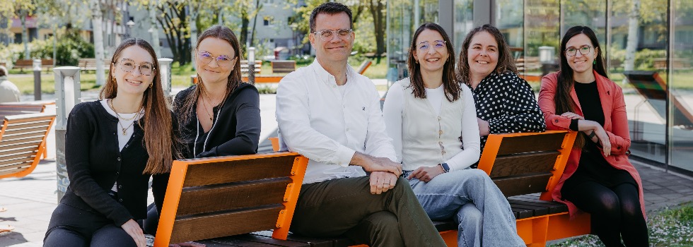 Header Gruppenbild sitzend